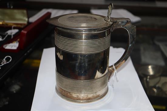 A George III silver tankard, Duncan Urquhart & Naphtali Hart, London 1803, 25.7oz, in bespoke wooden case.